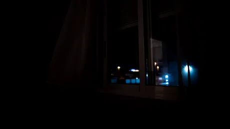 Dormi cu geamul deschis pe timpul nopții? Specialiștii spun că acest obicei poate afecta calitatea somnului