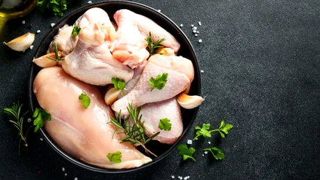 Părțile de carne de pui pe care trebuie să le eviți. Pot conține niveluri ridicate de grăsimi, bacterii dăunătoare sau toxine