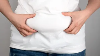 Ai „colăcei”? Uite cum să te îmbraci ca să-i maschezi!