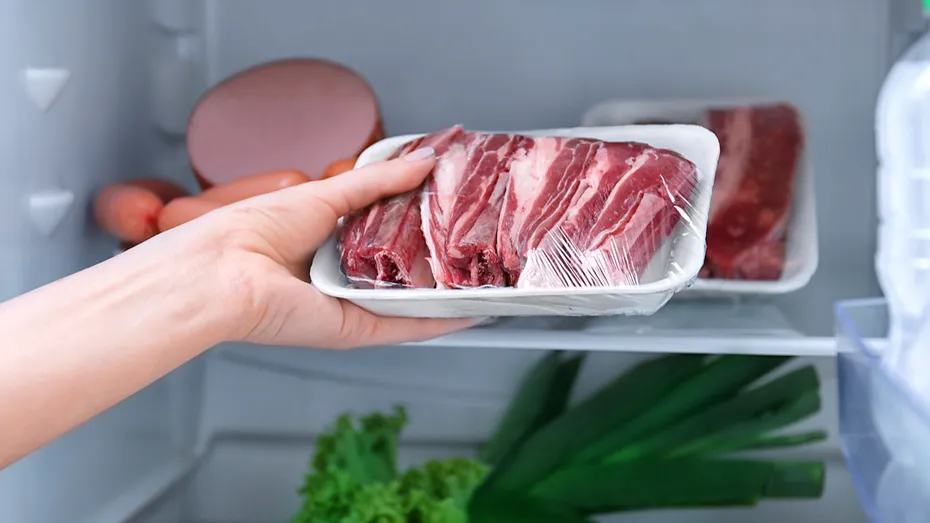 Greșeli pe care le faci când ții carnea la frigider