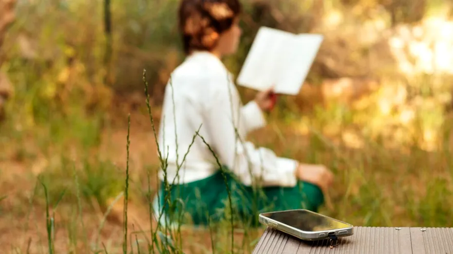Ai încercat vreodată un detox digital? Ce se întâmplă când te rupi complet de telefon timp de 4 săptămâni