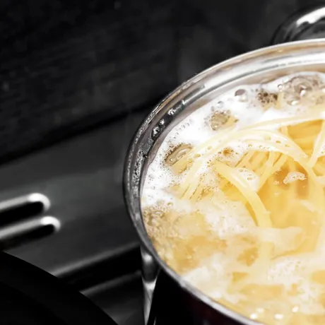 Câtă apă trebuie să pui în oală când fierbi pastele? Greșeala pe care o fac mulți