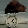 Ce se întâmplă dacă îți amâni constant ora de culcare în weekend
