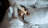 De ce dormim mai prost când vine toamna. Ce se întâmplă în organism după echinocțiu