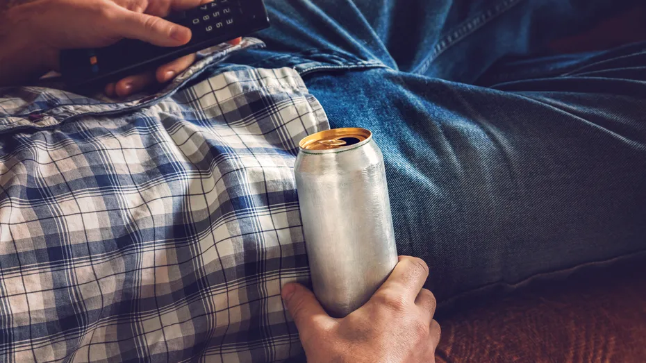 Băutura care îmbătrânește creierul cu 10 ani. Un român consumă, în medie, aproape 100 de litri anual