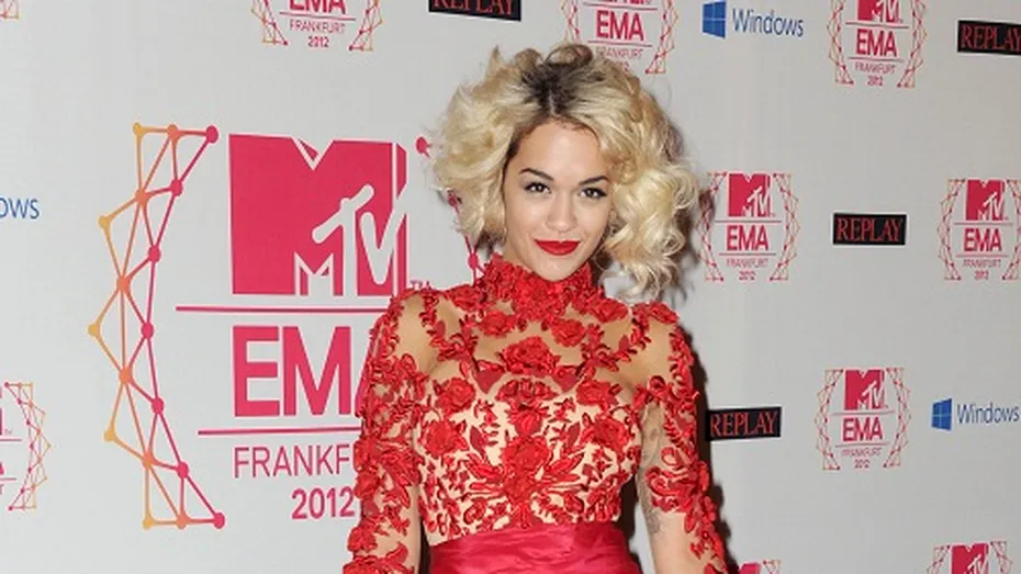 Rita Ora a schimbat trei ţinute roşii la premiile MTV Europe Music Awards