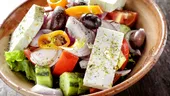 Rețetă de salată grecească originală, ca la mama ei acasă. Simte-te ca-n Grecia mâncând sănătos și gustos acasă!