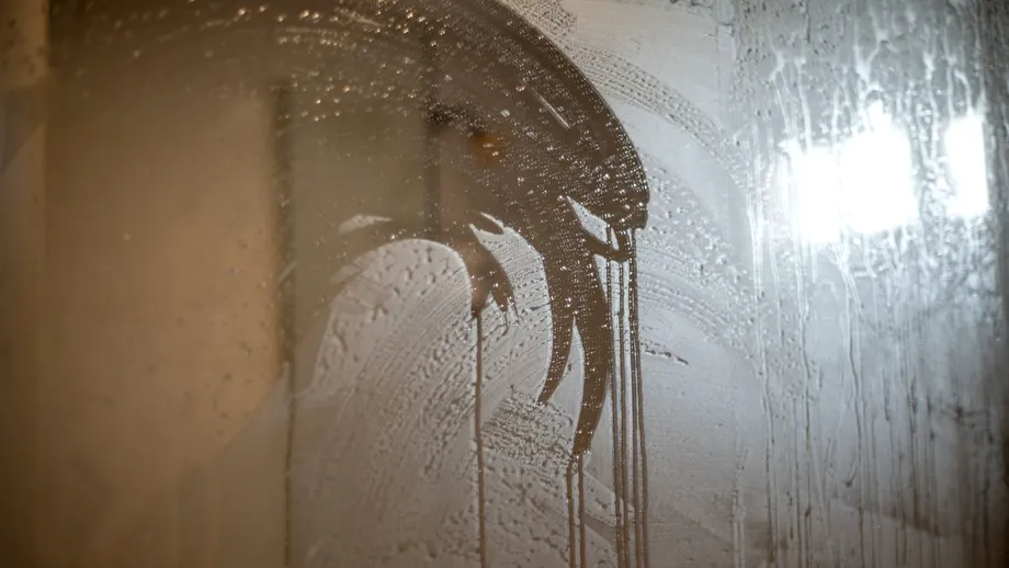 Amestecul ieftin care te ajută să cureți oglinzile din baie. Nu ai nevoie decât de 3 ingrediente din casă