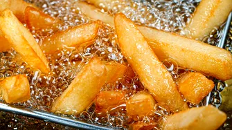 Așa faci cei mai buni cartofi prăjiți acasă. Secretul texturii ca la fast-food!