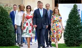 Cât costă rochia de firmă purtată de Carmen Iohannis la inaugurarea Casei României de la JO 2024 de la Paris. Geanta, de asemenea de la un brand renumit, are preţ aproape dublu FOTO