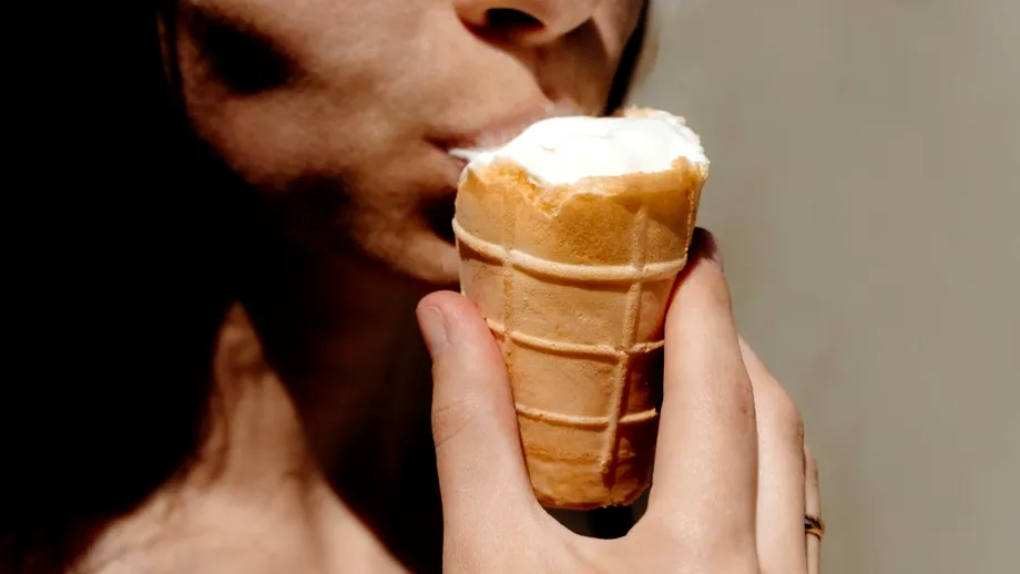 Alimentele surprinzătoare care te ajută să te răcorești când temperaturile trec de 35 de grade. Cu ce să înlocuiești înghețata sau băuturile reci pe caniculă