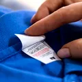 Ce înseamnă simbolurile de pe etichetele hainelor. Ghidul care te ajută să le îngrijești corect și să le păstrezi mai mult timp