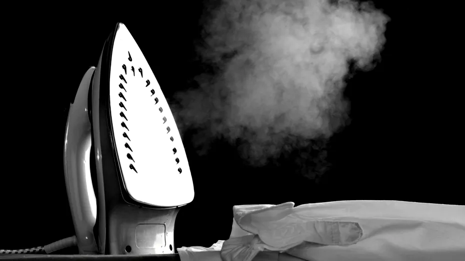 Nu-ți place să calci hainele? Trucul cu gheață care le netezește în doar 10 minute