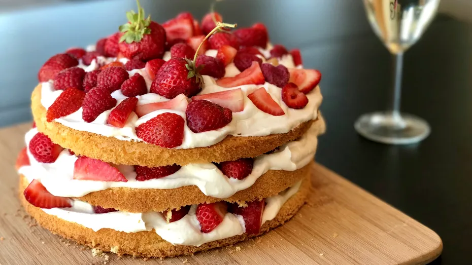Tort însiropat cu șampanie, umplut cu cremă de brânză și căpșuni - un desert fabulos de Revelion