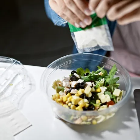 3 sosuri versatile care transformă orice salată: rețete simple pentru mese sănătoase și variate