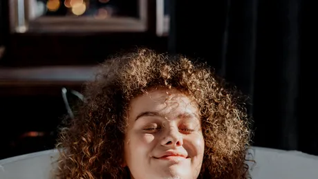 Cum să îngrijești părul creț