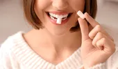 Ai înghițit gumă de mestecat? Ce se întâmplă cu ea în organism: rămâne sau nu lipită de intestine
