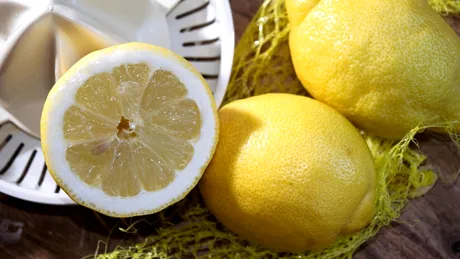 Lămâia, aliatul în bucătărie. 4 soluții eficiente pentru a curăța grăsimea de pe vase