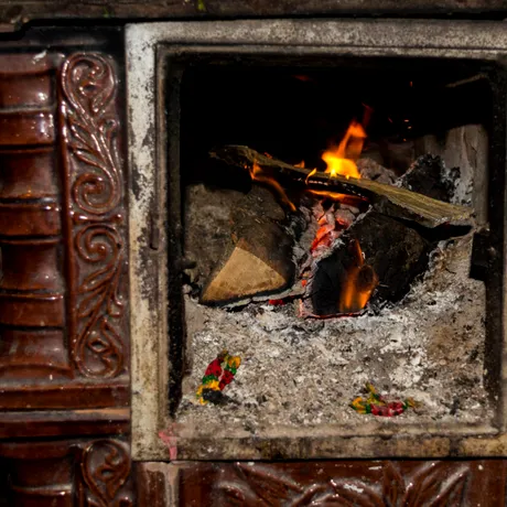 Cu ce se desfundă soba de teracotă? Cum să o cureți CORECT și de ce este important să o faci regulat