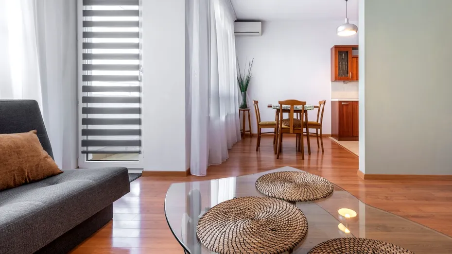 Te întorci din concediu și casa miroase „a închis”? Cauzele ascunse pe care trebuie să le verifici