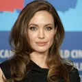 Angelina Jolie și-a arătat cicatricile rămase după mastectomie. În urmă cu 10 ani și-a scos și ovarele și trompele uterine