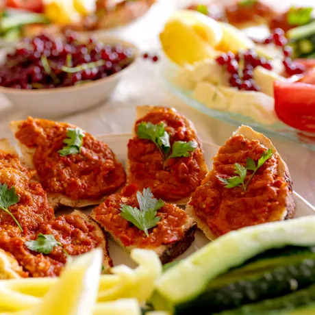 Zacuscă de fasole boabe pentru iarnă – rețetă cremoasă și aromată