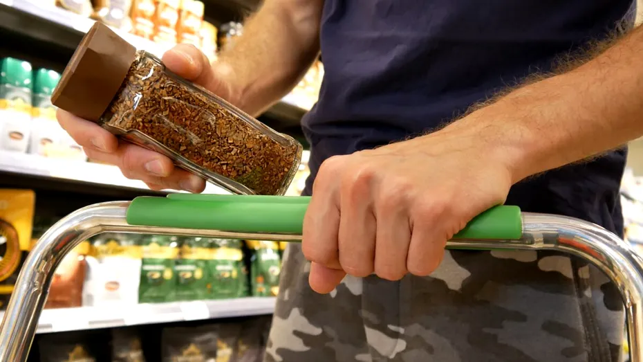 Nu mai bea cafea instant! Îți distruge vederea! Boala care poate apărea dacă o consumi prea des