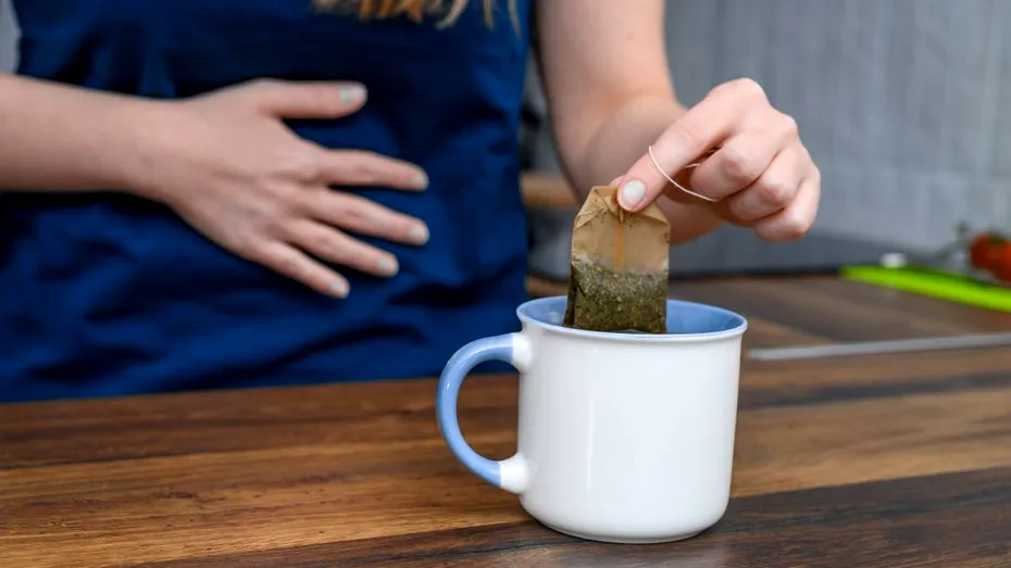 Ceaiuri naturale pentru calmarea stomacului, după masa de Paște: balonare și arsuri gastrice