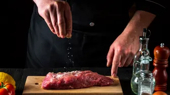 Condimentul grecesc care face friptura savuroasă. Se găsește în toate supermarketurile din România