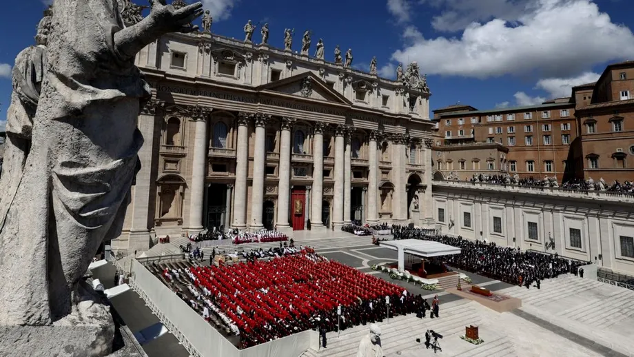 Papa Francisc, condus pe ultimul drum! Suveranul Pontif a cerut să fie înmormântat cu pantofii săi uzați și într-un sicriu simplu