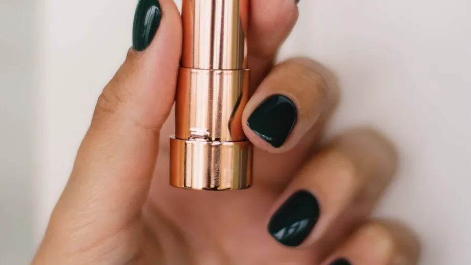 Rujul: cum îl facem să reziste mai mult timp pe buze