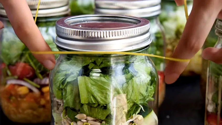 De ce e bine să pui un elastic pe borcan înainte de a-l deschide? Secretul pe care mulți români nu îl cunosc