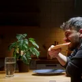 Obiceiurile de seară care îți distrug somnul și îți cresc stresul fără să îți dai seama