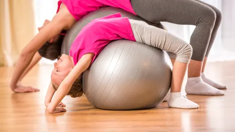 De ce este esențial ca părinții să impulsioneze mișcarea la copii