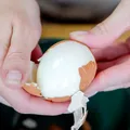 Trucul simplu care te ajută să cureți ouăle fierte mai ușor. Ce ingredient poți pune în apa de fierbere?