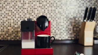 Soluția simplă care îți poate salva cafeaua de dimineață. Cum îți cureți corect cafetiera acasă