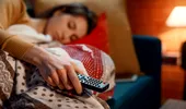 De ce nu ar trebui niciodată să dormim cu televizorul pornit? Un obicei aparent inofensiv, care ne afectează grav sănătatea