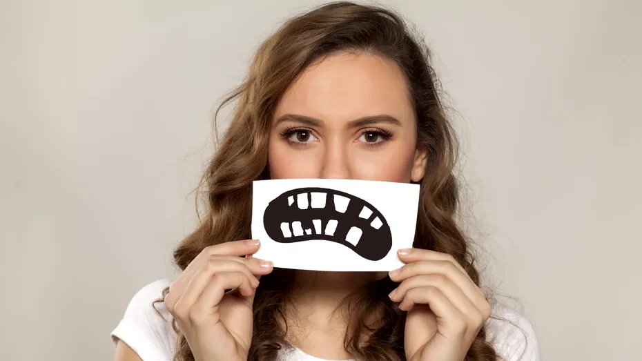 7 complicații alarmante pe care fumatul le cauzează la nivelul dinților