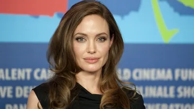 Angelina Jolie și-a arătat cicatricile rămase după mastectomie. În urmă cu 10 ani și-a scos și ovarele și trompele uterine