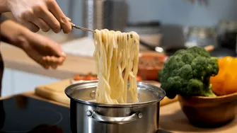 Toți fac asta greșit când fierb pastele. Un chef spune exact câtă sare trebuie să pui în oală