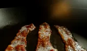 Nu mai găti baconul în ulei! Ingredientul pe care să-l folosești, de fapt, pentru un gust mai intens