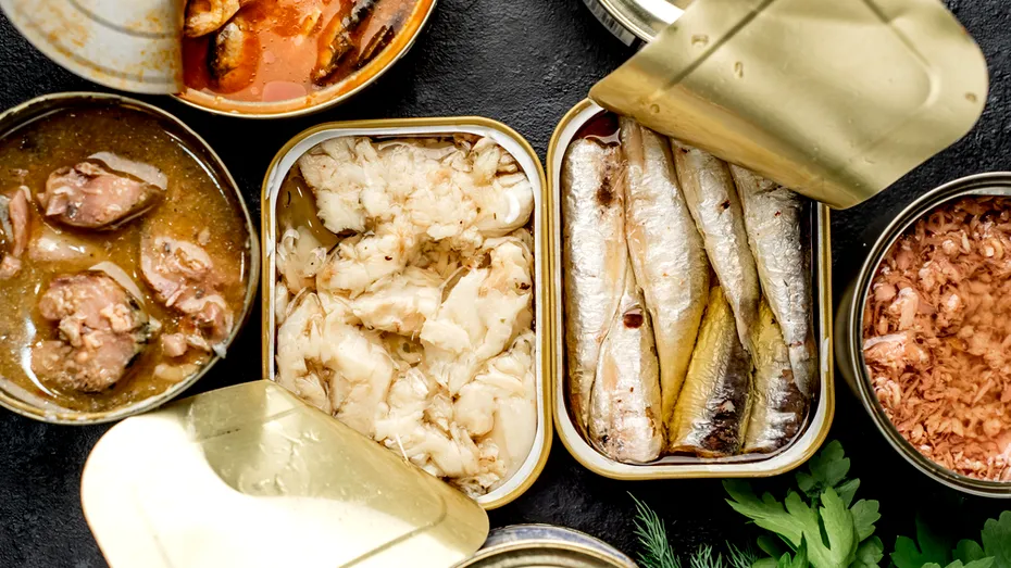Peștele la conservă pe care nutriționiștii îl pun pe primul loc. E plin de omega-3 și calciu