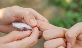Cum scoți o așchie din deget rapid. Trucul viral pe care trebuie să-l încerci / VIDEO