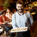 Restaurantul fals care vinde mâncare reîncălzită la suprapreț. Cât câștigă un antreprenor