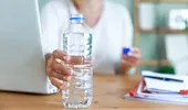 O femeie a murit după ce a băut 2 litri de apă în 20 minute. Ce semne dă intoxicația cu apă și cât de periculoasă este
