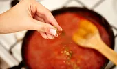 Ingredientul pe care să-l adaugi neapărat în sosul de roșii pentru paste! Va avea un gust unic