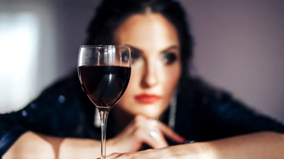Ce se întâmplă dacă bei vin roșu când ești la menstruație?