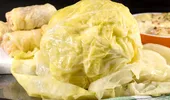 Câtă sare se adaugă la varza murată în butoi pentru a rămâne crocantă