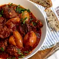 Rețetă Stifado | Cum se gătește tocănița grecească și ce condiment bizar se folosește