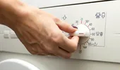 Temperatura greșită care îți distruge hainele în timp. Ce setare a mașinii de spălat ar trebui evitată?